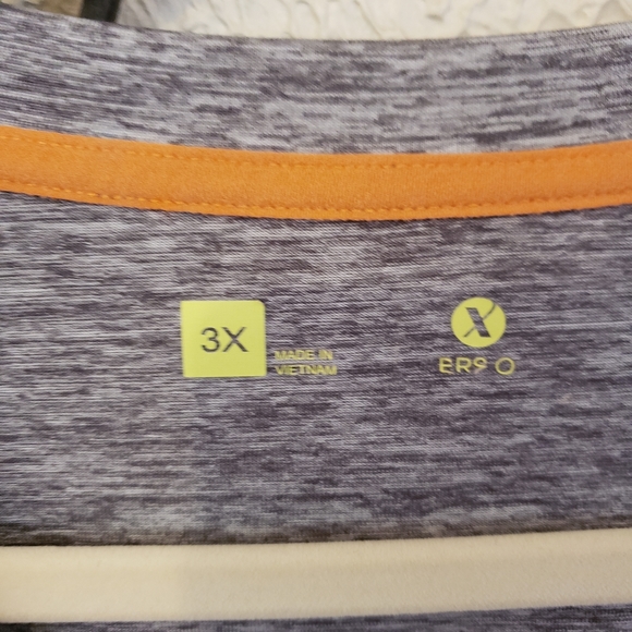 ❤️SOLD!❤️2 workout shirts for 1 price - Picture 7 of 7